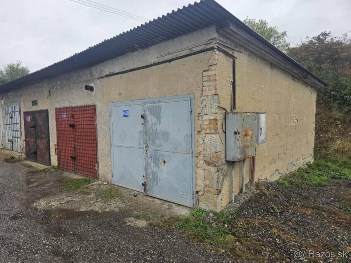 Predám garáž s pozemkom v osobnom vlastnictve. 18m2. Garáž v