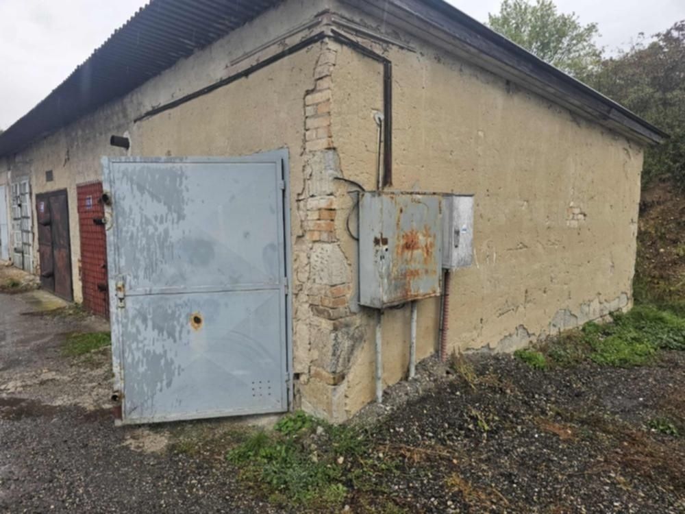 Predám garáž s pozemkom v osobnom vlastnictve. 18m2. Garáž v