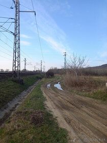 Ponúkam na predaj na predaj pekný investičný pozemok na okra