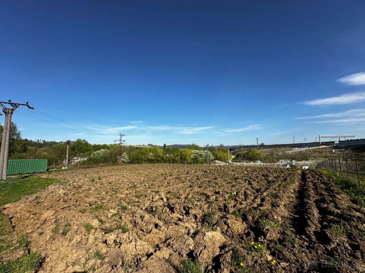 Ponúkame výhradne na predaj stavebný pozemok o výmere 2640m²