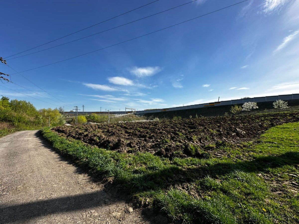 Ponúkame výhradne na predaj stavebný pozemok o výmere 2640m²
