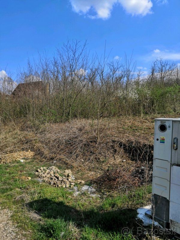 Predám pozemok v rekreačnej oblasti Sklabiná - rybník (okres