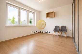 Maroš Vereš +421 904 086 200 e-mail:
V2 real estate ponúka n