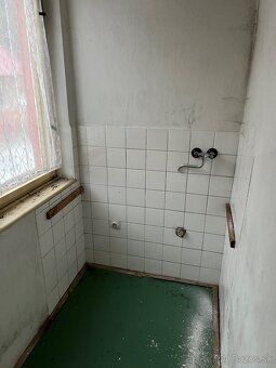 Predaj ubytovňe ( bytovky ) v obci Utekáč, nachádza sa tam 3
