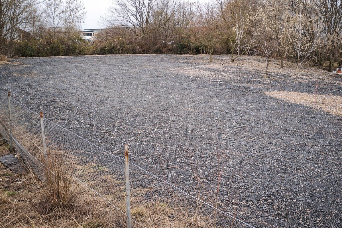 Spevnená plocha – drvený asfalt – cca 1000 m² – 24/7 strážen