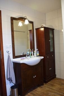 Ponúkame na predaj samostatne stojaci 4-izbový rodinný dom v