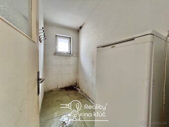 Na predaj rodinný dom s pozemkom pri centre v Šuranoch.
Rodi