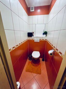 Predám 3-izbový byt v Čani o výmere cca 70 m² s loggiou. Byt
