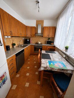 Predám 3-izbový byt v Čani o výmere cca 70 m² s loggiou. Byt