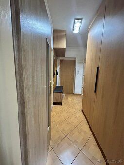 Predám 3-izbový byt v Čani o výmere cca 70 m² s loggiou. Byt