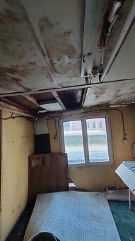 Donating for pickup an older damaged but functional mobile home unit with