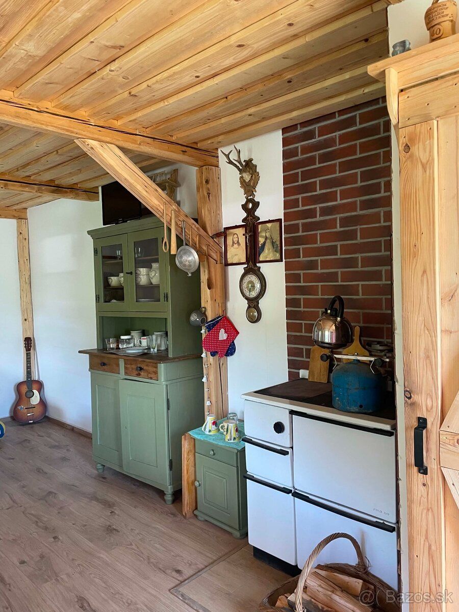🌲 Chatka na kopčeku 🌲
Hľadáš pokoj v prírode a miesto na pre