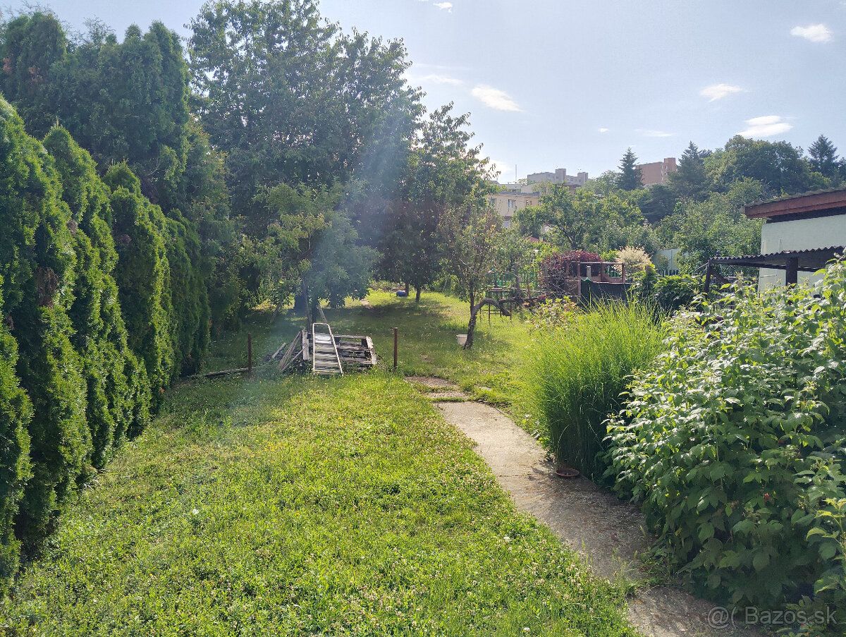 Ponúkam na predaj stavebný pozemok v Leviciach na ul. F.Hečk