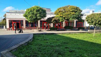commercial spaces, busy pedestrian zone / no stairs, Obc