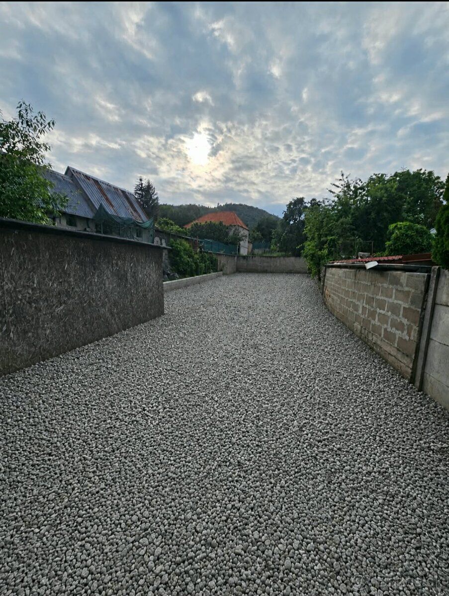 Ponúkam na prenájom plochu s rozlohou 4.5 ára (450 m²) ako p