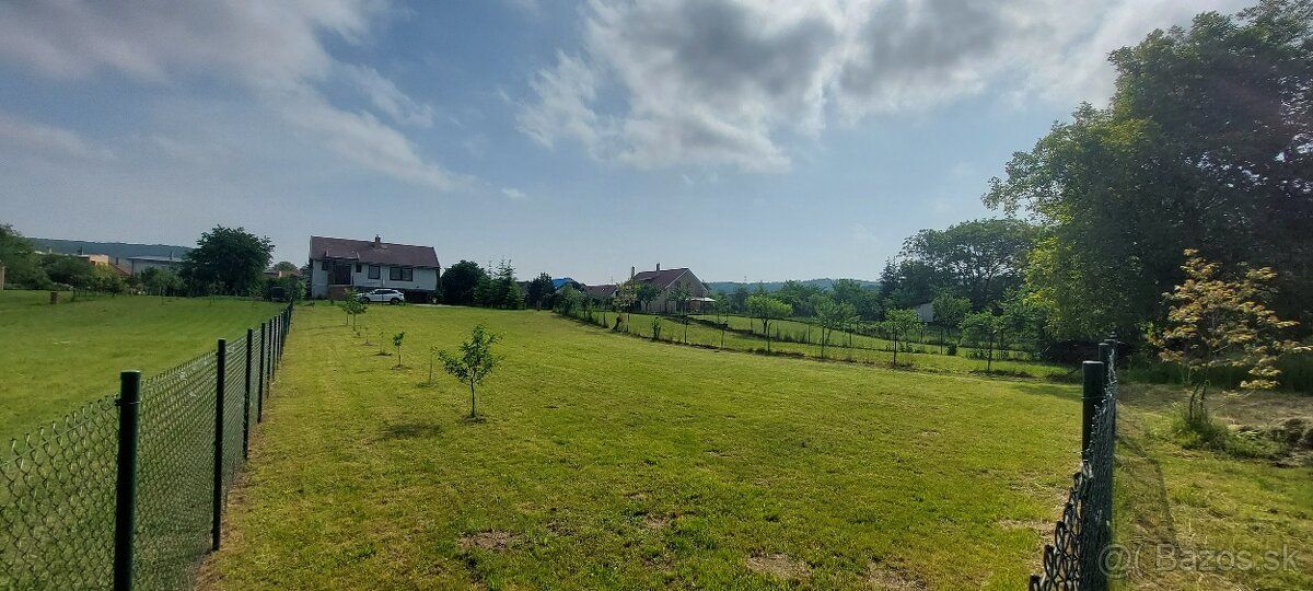 Ponúkame na predaj pozemok o rozlohe 874 m2 vo vyhľadávanej 