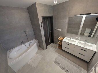 Moderná 5r. novostavba- elegancia a pokoj predmestia: Vaša n