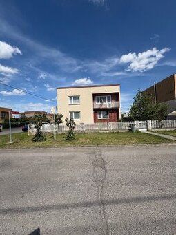 Predam dom v meste Sečovce v strede mesta vac na tel.0952553