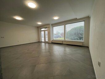 Nabízíme k pronájmu dvě prostory o ploše 40 m² každá, vhodné pro kancelářské nebo skladové účely.