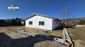 Nabízíme k prodeji zděný 4pokojový bungalov v klidné části obce Čadca s jižní orientací pozemku.