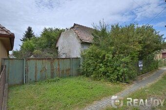 Ponúkam na predaj rovinatý a udržiavaný pozemok pri hranici 