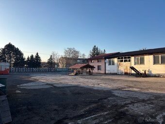 Zdravím, ponúkam prenájom pozemku + dve haly. Pozemok má 350