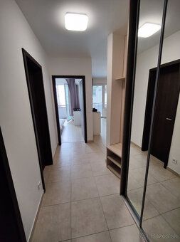 Nabízím k pronájmu dvoupokojový byt v centru města Košice ve čtvrti Rezidencia u radnice na Strojárenské ulici.