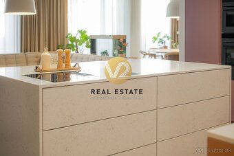 Maroš Vereš +421 904 086 200 e-mail:
V2 real estate ponúka n