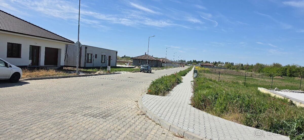 Ponúkam na predaj slnečný pozemok v obci Dvory nad Žitavou n