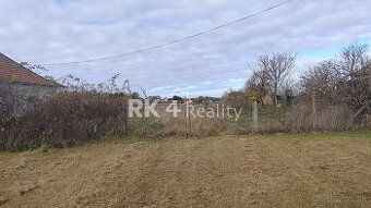 Ponúkame na predaj slnečný pozemok o výmere 1 000 m² (10 áro