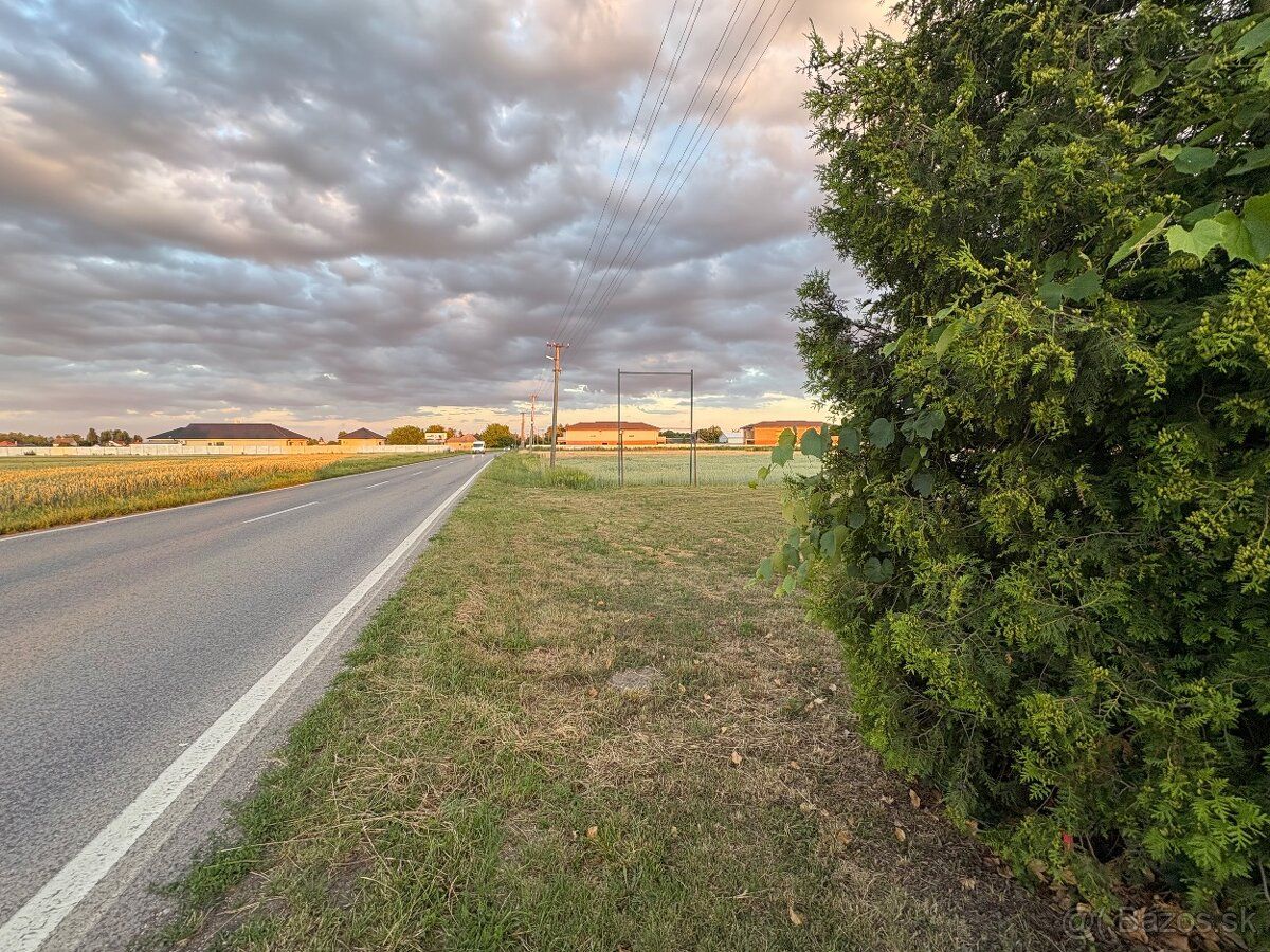 Ponúkame na predaj slnečný pozemok o výmere 1 000 m² (10 áro