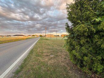 Ponúkame na predaj slnečný pozemok o výmere 1 000 m² (10 áro