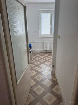 W ceglanym bloku mieszkalnym w Zvoleniu wynajmę dwupokojowe mieszkanie z balkonem