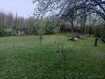 Slnečný rovinatý pozemok - zahrada - sad 328 m² v oplotenej 