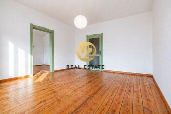 Maroš Vereš +421 904 086 200 e-mail:
V2 real estate ponúka n