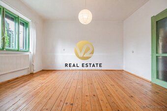 Maroš Vereš +421 904 086 200 e-mail:
V2 real estate ponúka n