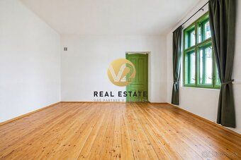 Maroš Vereš +421 904 086 200 e-mail:
V2 real estate ponúka n