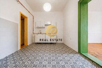 Maroš Vereš +421 904 086 200 e-mail:
V2 real estate ponúka n
