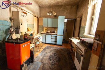 I offer for sale an older family house with a smaller plot in Kra
