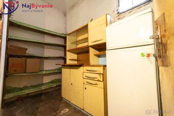 I offer for sale an older family house with a smaller plot in Kra