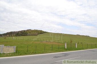 Pozemok sa nachádza v extraviláne obce medzi Giraltovcami a 