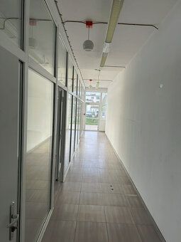 Ponúkame na prenájom obchodno-kancelárske priestory v komple