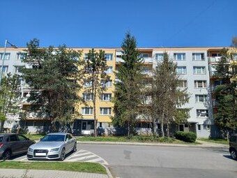 Predám trojizbový byt /2.5/vo Fiľakove Nám.Slobody 10. Reali