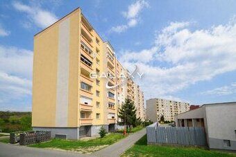 Predám trojizbový byt /2.5/vo Fiľakove Nám.Slobody 10. Reali