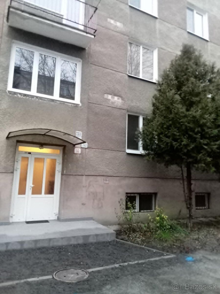 Predám trojizbový byt /2.5/vo Fiľakove Nám.Slobody 10. Reali