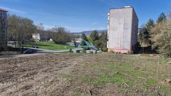 Ponúkame na predaj veľký pozemok s rozlohou 4908m² na ul. Že