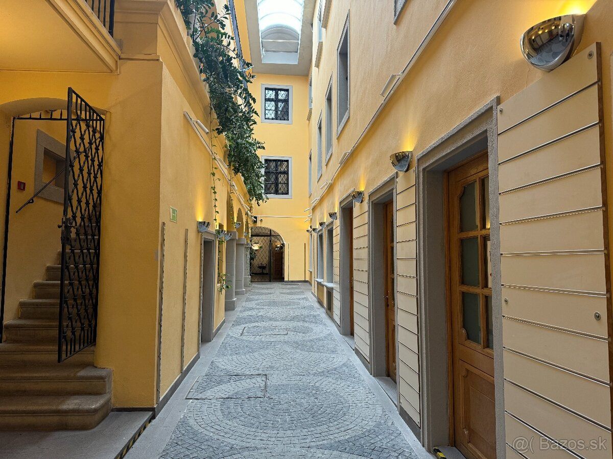 Ponúkame na prenájom kancelárie v historickej budove na Mich