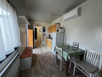 Celoročne obývateľná moderná chatka (30 m2) s pozemkom 387 m