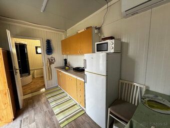 Celoročne obývateľná moderná chatka (30 m2) s pozemkom 387 m