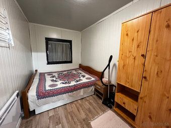 Celoročne obývateľná moderná chatka (30 m2) s pozemkom 387 m